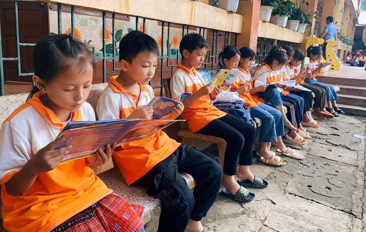 Niềm vui của các em nhỏ khi được đọc những trang sách Niềm vui của các em nhỏ khi được đọc những trang sách