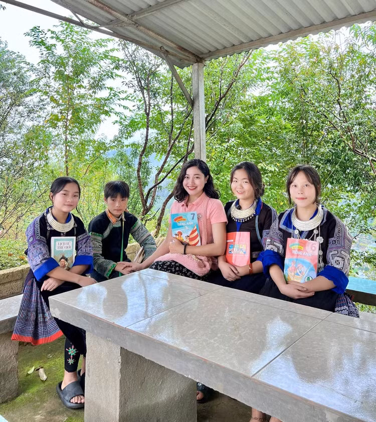 Giang Châu với các em học sinh vùng cao Giang Châu với các em học sinh vùng cao