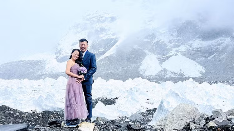 Mới đây, anh Ngô Quang Cường (45 tuổi) bất ngờ cầu hôn chị Trần Mai Linh (38 tuổi) ở độ cao 5.364m trên Everest Base Camp. Họ leo bộ tổng cộng khoảng 180 km với hành trình dài 16 ngày. Trước đó, họ từng tham gia nhiều giải chạy, "check in" các địa điểm trong và ngoài nước. Khoảng ba tuần trước màn cầu hôn, hai người chinh phục đỉnh Fansipan với độ cao 3.143m. Anh Cường coi đó là sự tập luyện cho chuyến leo Everest.