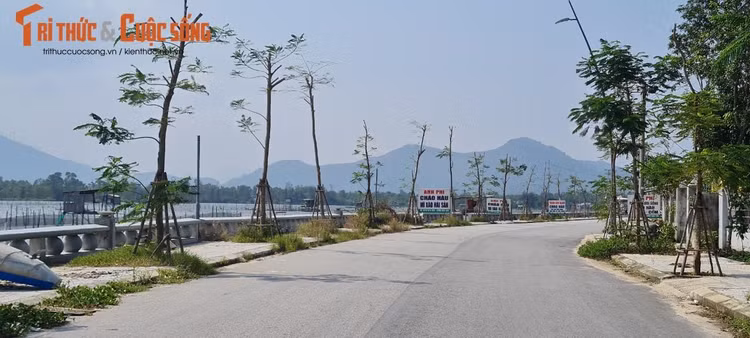 Đầm Lập An là một địa điểm du lịch nằm cạnh quốc lộ 1A, đoạn qua thị trấn Lăng Cô, huyện Phú Lộc, thuộc tỉnh Thừa Thiên – Huế.