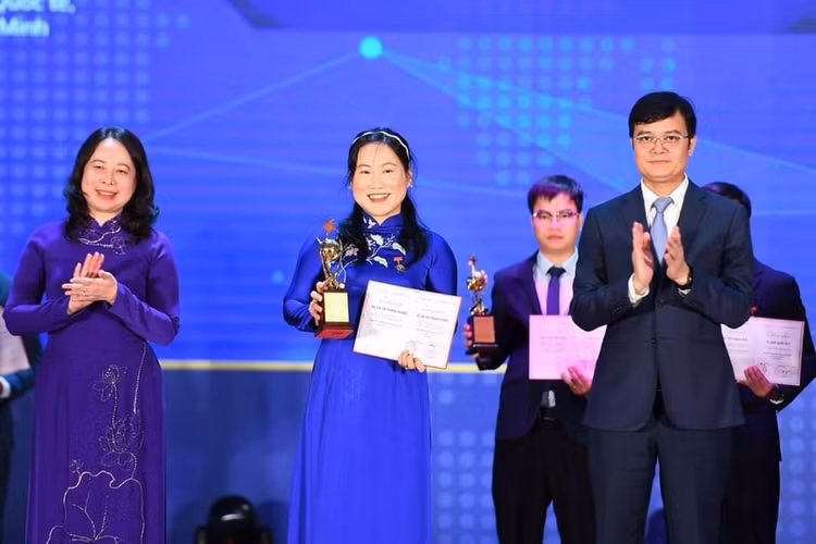 TS Hà Thị Thanh Hương nhận giải thưởng KHCN Quả cầu vàng lĩnh vực công nghệ y - dược.