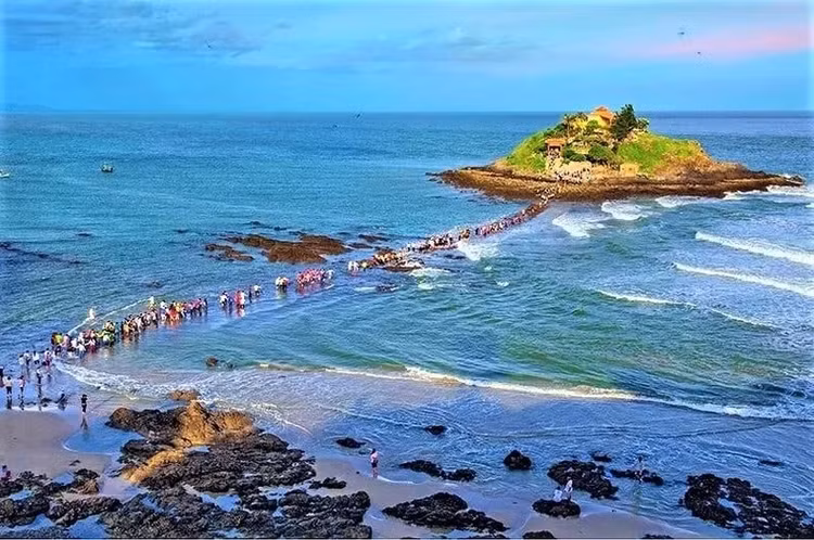 Mỗi khi nước bắt đầu rút, đoàn người ra Hòn Bà bắt đầu nối nhau ra thăm viếng (Ảnh ST)