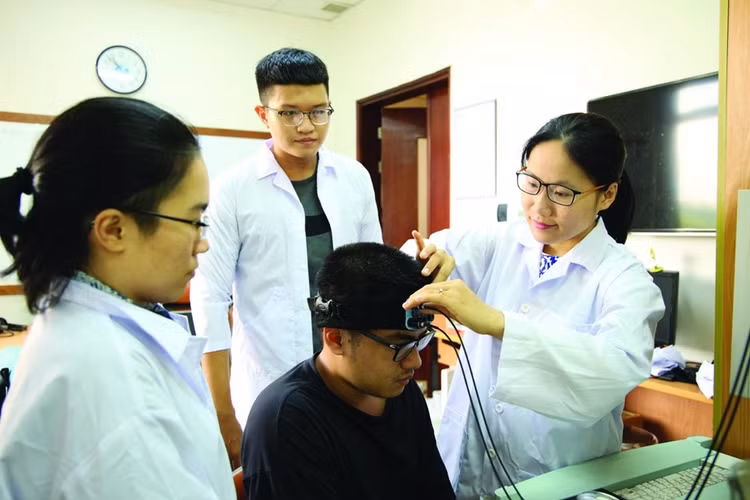 TS. Hà Thị Thanh Hương (ngoài cùng bìa phải) và cộng sự đang thực nghiệm nghiên cứu về thần kinh.