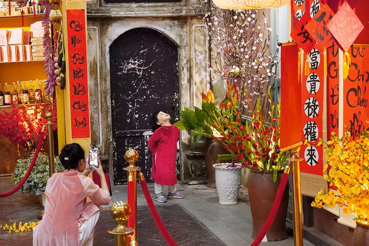 Đặc biệt, các em nhỏ tỏ ra rất thích thú khi được chụp hình lưu niệm. Đặc biệt, các em nhỏ tỏ ra rất thích thú khi được chụp hình lưu niệm.