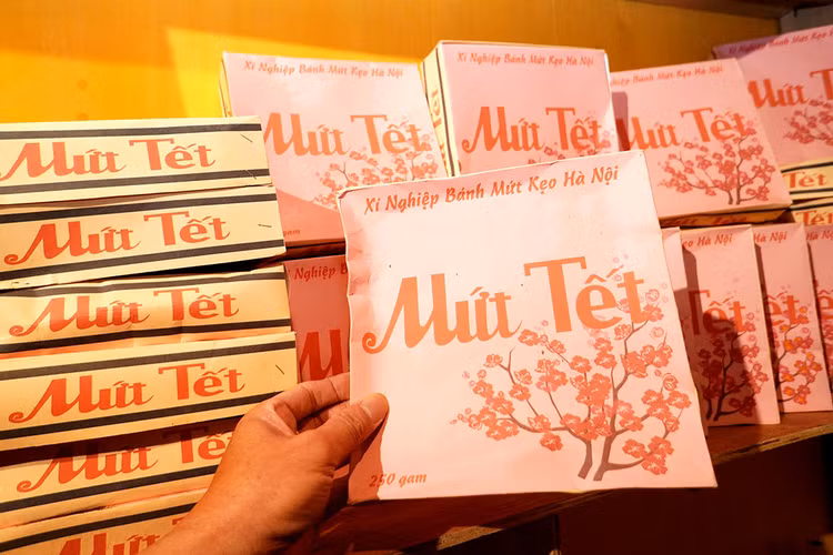 Mứt Tết cũng sẽ không thể thiếu được trong mỗi gia đình. Mứt Tết cũng sẽ không thể thiếu được trong mỗi gia đình.
