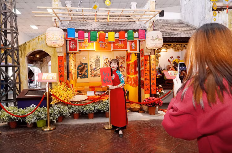 Hai bạn trẻ Phương Tú và Hoài Linh, giáo viên mầm non cho biết: “Trước đây cũng chỉ biết tết xưa qua phim ảnh, nay chính mắt được nhìn thấy khung cảnh như thật nên rất vui. Màu sắc trang trí rực rỡ tạo cảm giác như đang được tận hưởng không khí Tết của người Hà Nội trước đây”. Hai bạn trẻ Phương Tú và Hoài Linh, giáo viên mầm non cho biết: “Trước đây cũng chỉ biết tết xưa qua phim ảnh, nay chính mắt được nhìn thấy khung cảnh như thật nên rất vui. Màu sắc trang trí rực rỡ tạo cảm giác như đang được tận hưởng không khí Tết của người Hà Nội trước đây”.