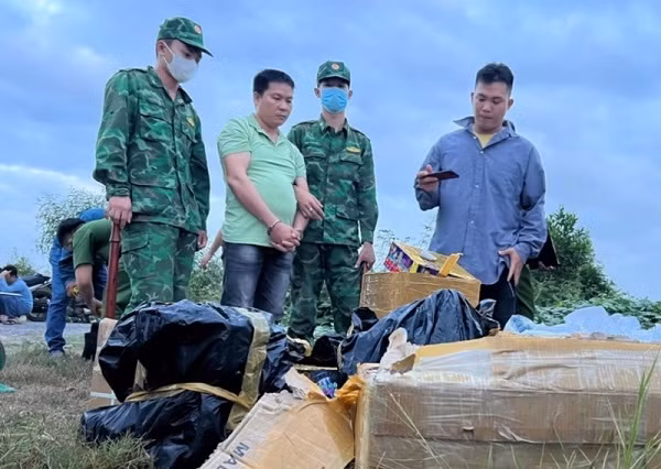 Ảnh 2: Đối tượng Nguyễn Tuấn Khiêm (thứ 3, phải sang) và một phần tang vật. Ảnh: Anh Thư.