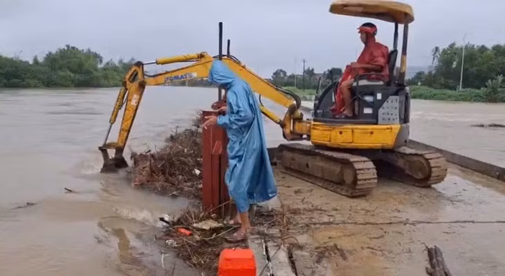 Chính quyền huy động phương tiện khơi thông các điểm nghẽn do cây cối bị cuốn trôi làm tắc nghẽn giúp cho nước nhanh chóng rút đi.