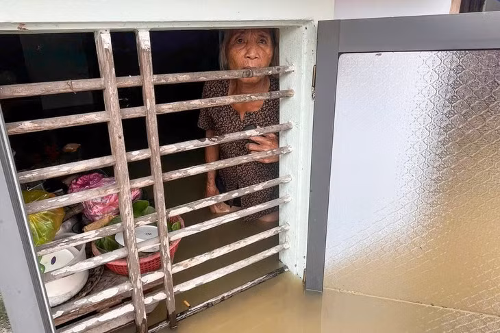 “Mọi người trong gia đình đã qua nhà bên cạnh, nhưng tôi nán lại để dời một số đồ lên cao" – Cụ Nguyễn Nhuân, 70 tuổi nói khi lực lượng hỗ trợ tiếp cận. Lúc này, nhà cụ Nhuân đã bị ngập hơn 1 m.