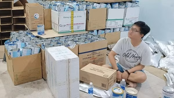 Ảnh 2: Đối tượng Vũ Thành Công bên tang vật vi phạm. Ảnh: CA cung cấp Ảnh 2: Đối tượng Vũ Thành Công bên tang vật vi phạm. Ảnh: CA cung cấp
