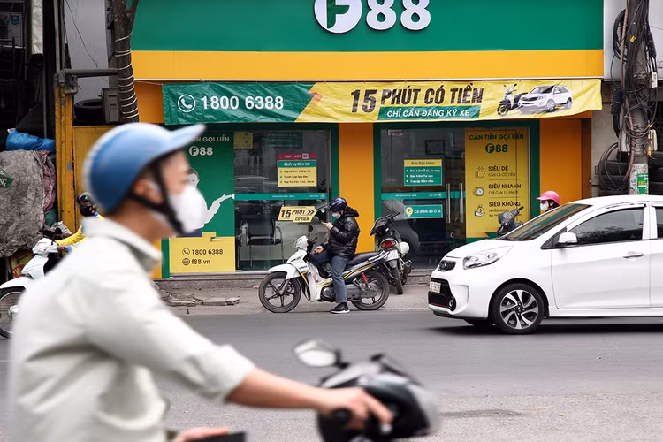 Trên các biển hiệu luôn có những lời quảng cáo như: “Cần tiền gọi liền F88”