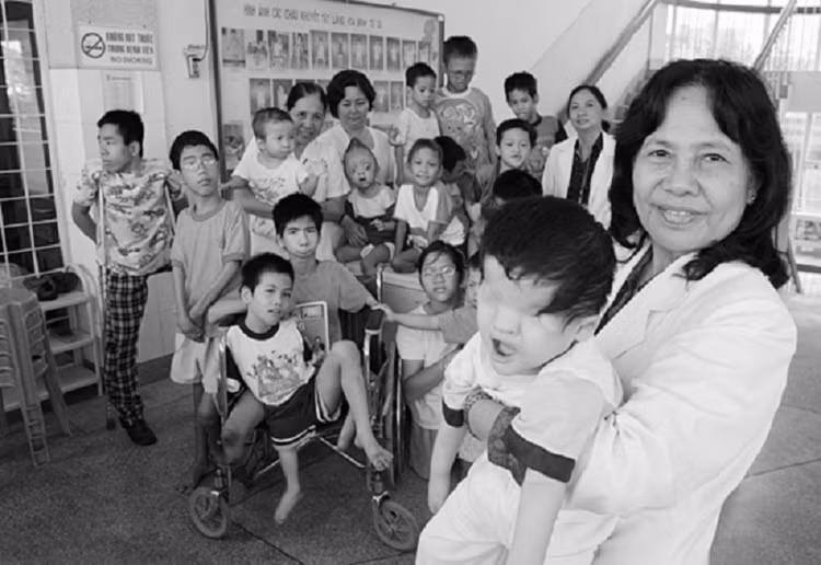 Bác sĩ Nguyễn Thị Ngọc Phượng bên những em nhỏ nhiễm chất độc da cam được chăm sóc tại Bệnh viện Từ Dũ. Ảnh: Wikipedia.