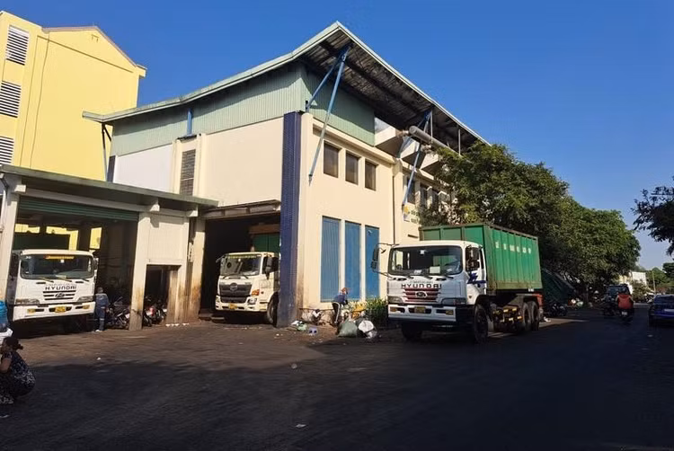 Trạm ép rác Bà Lài (phường 8, quận 6, TP HCM), sau khi ép rác chuyển về các bãi tập trung ở TP xử lý. Trạm ép rác Bà Lài (phường 8, quận 6, TP HCM), sau khi ép rác chuyển về các bãi tập trung ở TP xử lý.