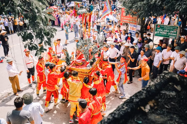 Lễ hội truyền thống ở đền Xám. Ảnh: Cổng TTĐT Xã Hồng Quang.