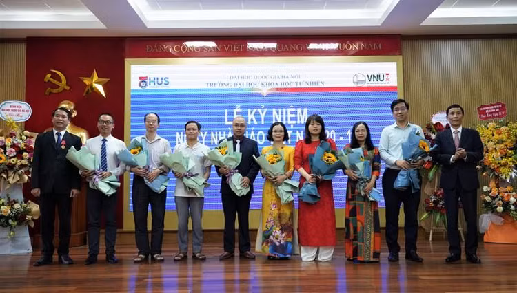 Lãnh đạo nhà trường tặng hoa chúc mừng các nhà giáo đạt tiêu chuẩn chức danh Phó giáo sư năm 2022. Ảnh: HUS.