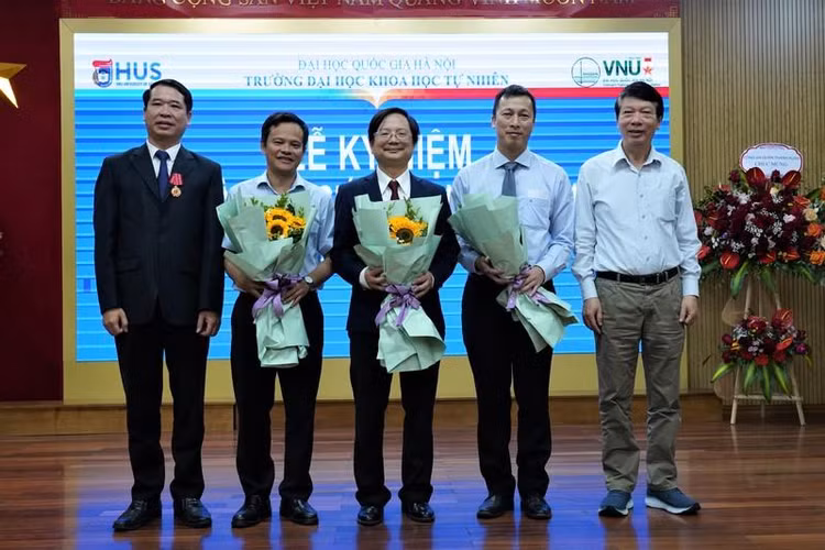 GS.TS. Nguyễn Hữu Dư, Chủ tịch Hội đồng Khoa học và Đào tạo Trường và GS.TS. Lê Thanh Sơn, Phó Hiệu trưởng tặng hoa chúc mừng Hiệu trưởng Vũ Hoàng Linh (đứng giữa) và các nhà giáo đạt tiêu chuẩn chức danh Giáo sư năm 2022. Ảnh: HUS. GS.TS. Nguyễn Hữu Dư, Chủ tịch Hội đồng Khoa học và Đào tạo Trường và GS.TS. Lê Thanh Sơn, Phó Hiệu trưởng tặng hoa chúc mừng Hiệu trưởng Vũ Hoàng Linh (đứng giữa) và các nhà giáo đạt tiêu chuẩn chức danh Giáo sư năm 2022. Ảnh: HUS.
