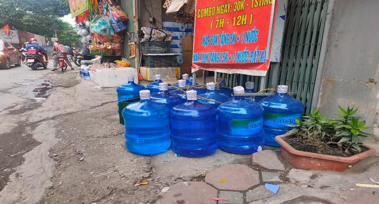 Theo các chủ cửa hàng, nước đóng bình ăn theo tên thương hiệu nổi tiếng nhưng giá chỉ từ 15.000 đồng/bình 19 lít.