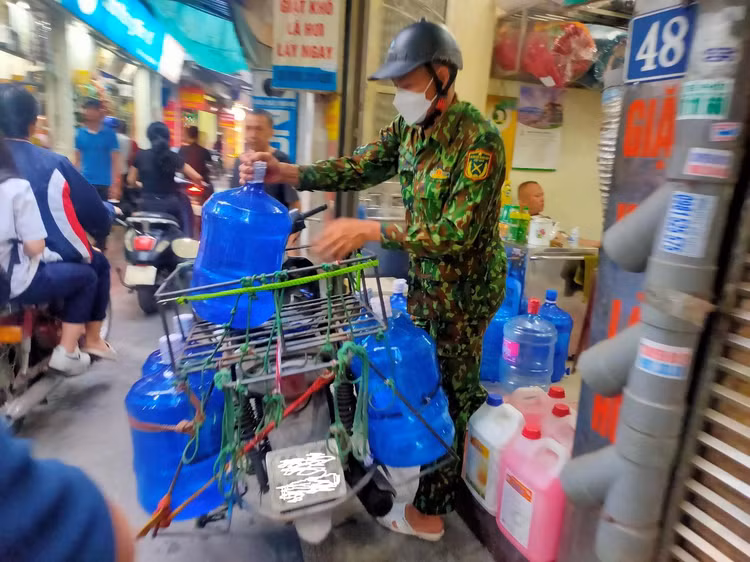 Mỗi ngày, đại lý phân phối nước đóng bình ở Mễ Trì (HN) này bán/đổi ít nhất khoảng 50 bình nước.