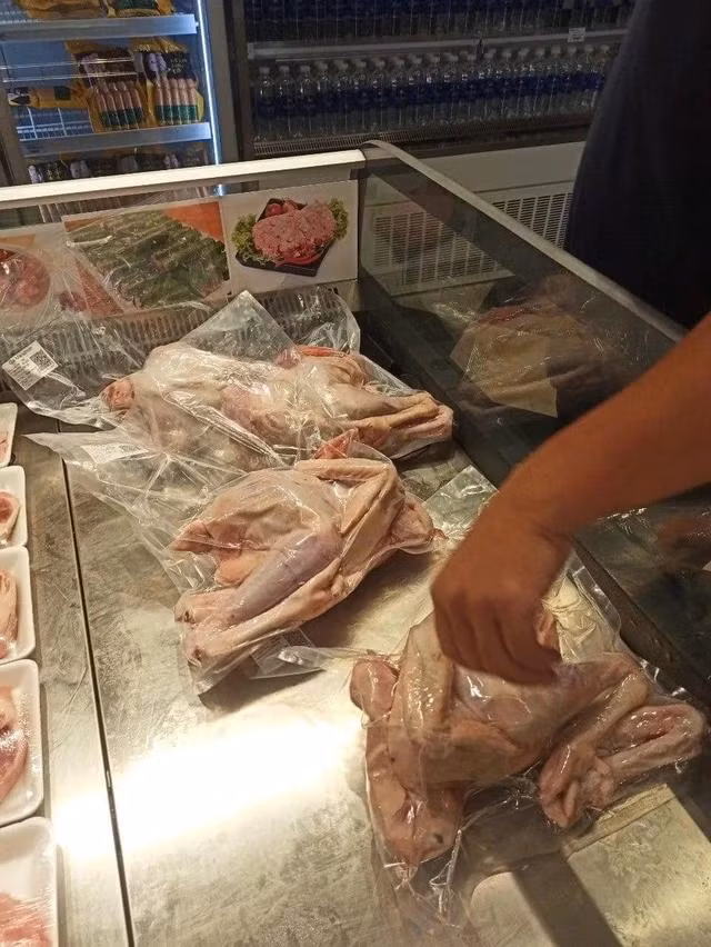 Một con gà đi bộ ăn chuối của HAGL nặng khoảng 1,6-2kg.