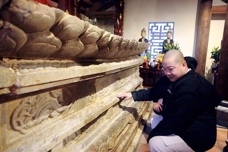 Bàn thờ Phật bằng đá chùa Phổ Quang. Ảnh: Cổng TTĐT Huyện Lâm Thao.