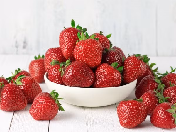 Dâu tây chứa nhiều vitamin C, vitamin B6, B1 và omega-3 giúp sản sinh collagen làm da luôn căng mịn và sáng khỏe - Ảnh minh hoạ