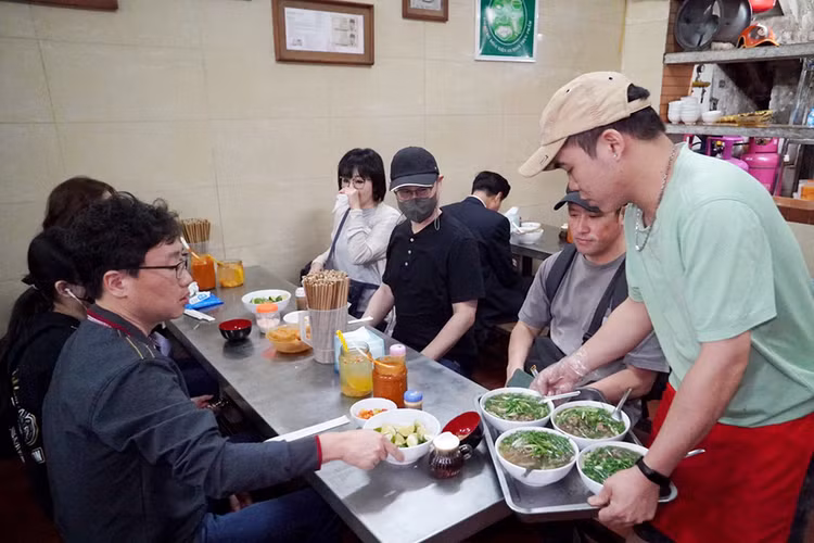 Hầu như lúc nào quán phở Thìn tại địa điểm 13 phố Lò Đúc đều đông kín khách.