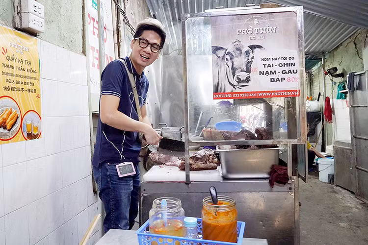 Anh Bùi Chí Thành, người cháu trai của ông Bùi Chí Thìn đã tiếp quản quán Phở Thìn Bờ Hồ.