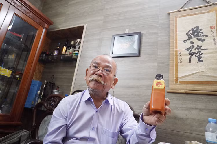 Để tạo hương vị phở bò tái lăn dậy mùi thêm, ông Thìn đã mày mò nghĩ ra loại tương ớt dành riêng cho phở của mình.
