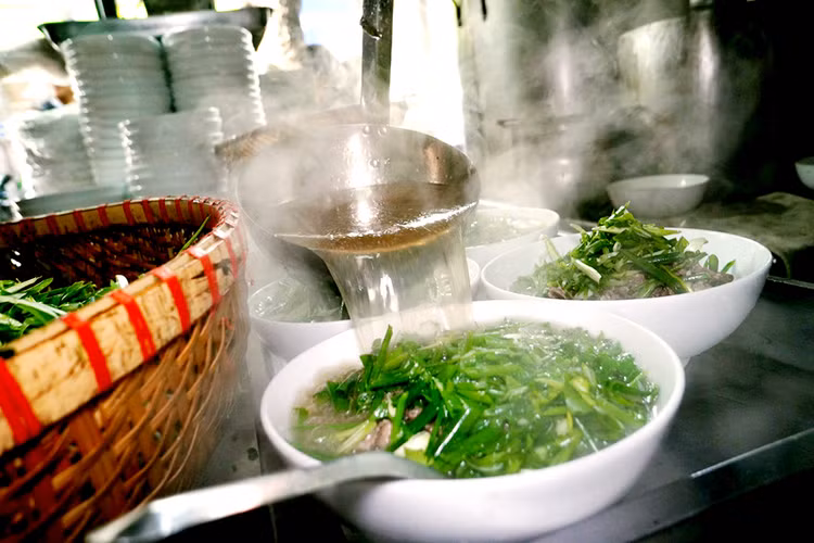 Phở bò tái lăn 13 Lò Đúc đặc trưng nhiều hành. Với ông Nguyễn Trọng Thìn, mỗi bát phở như là một tác phẩm nghệ thuật.