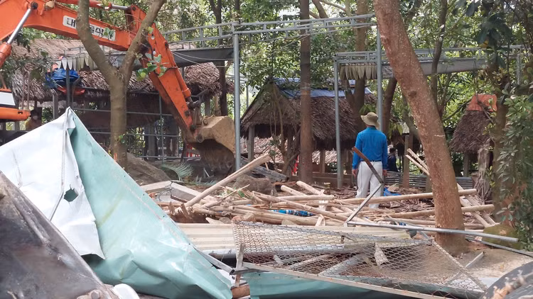Tháo dỡ nhà hàng xây dựng trái phép trên bán đảo Sơn Trà Tháo dỡ nhà hàng xây dựng trái phép trên bán đảo Sơn Trà