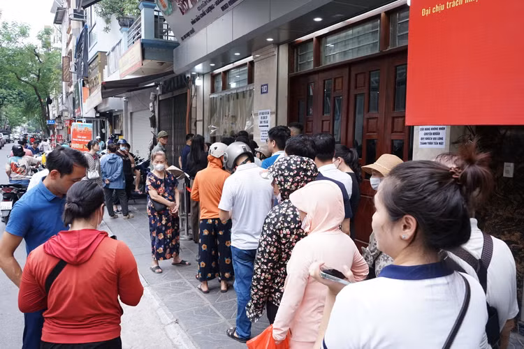 Hàng dài người dân xếp hàng đợi đến lượt mua bánh Trung thu.