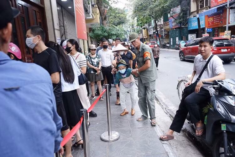 Cụ Lê Thị Thung năm nay đã gần 90 tuổi vẫn ra xếp hàng, nhưng tất cả mọi người cùng đồng tình ưu tiên nhường cho cụ mua trước.
