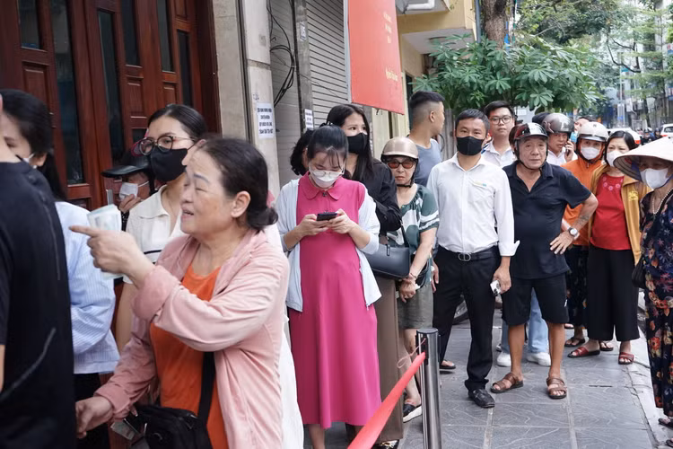 Kiên nhẫn xếp hàng một cách trật tự, không có sự chen lấn xô đẩy.