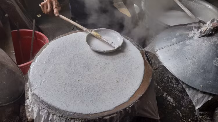 Bánh được tráng hoàn toàn thủ công với công thức đặc biệt tạo nên hương vị rất riêng cho bánh tráng Túy Loan. Ảnh: Kim Duyên. Bánh được tráng hoàn toàn thủ công với công thức đặc biệt tạo nên hương vị rất riêng cho bánh tráng Túy Loan. Ảnh: Kim Duyên.