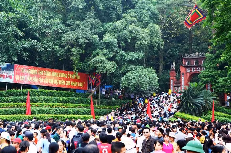 Người dân nô nức trẩy hội Đền Hùng ở Phú Thọ. Ảnh: TTXVN.