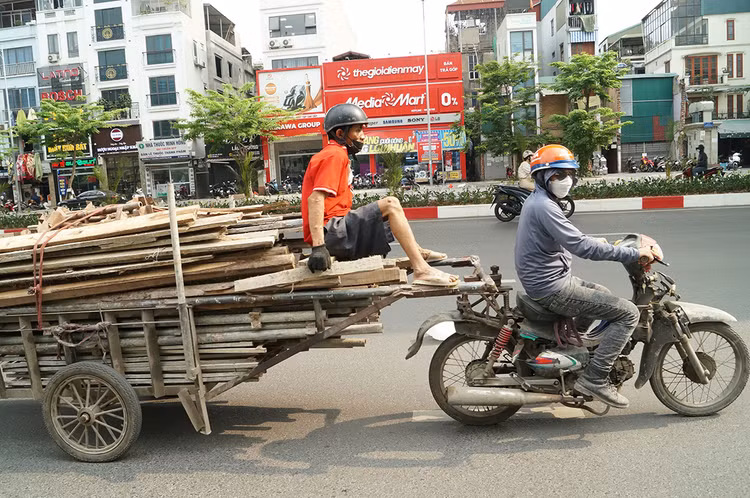 Chiếc xe đang băng băng trên đường Đại La (quận Hai Bà Trưng)