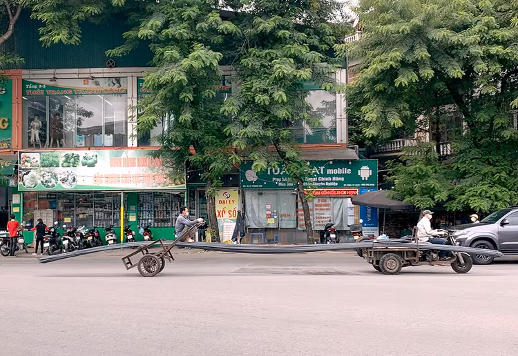 Xe chở vật liệu sắt xây dựng trên phố Lê Trọng Tấn (quận Thanh Xuân)