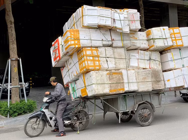 Chiếc xe chở rất nhiều hộp xốp to này có kích thước tương đương chiếc xe tải.