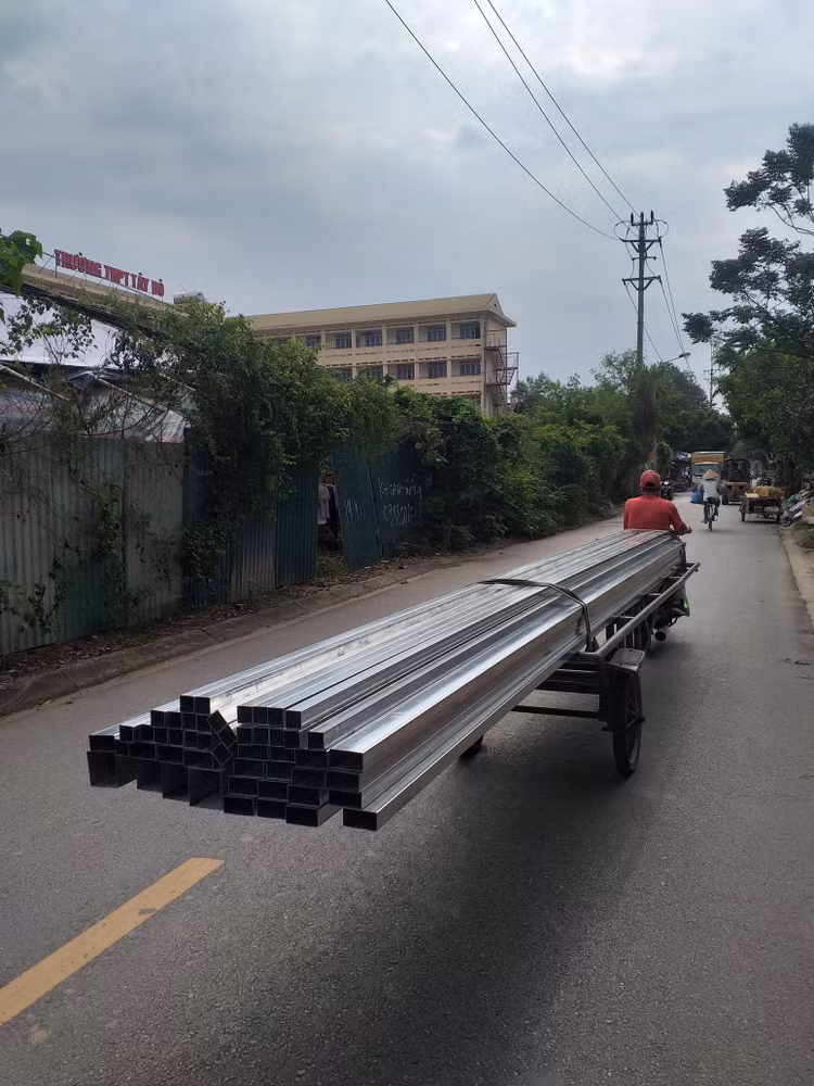 Những chiếc xe máy chở hàng tiềm ẩn rất nhiều nguy cơ về an toàn giao thông. Những chiếc xe máy chở hàng tiềm ẩn rất nhiều nguy cơ về an toàn giao thông.