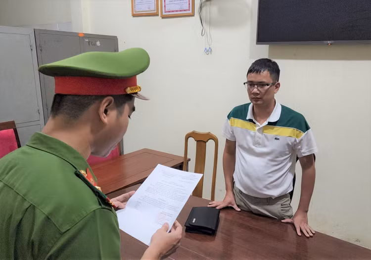 Cơ quan công an tống đạt quyết định khởi tố, bắt giam Đào Công Phú.