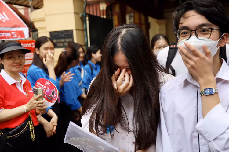Nhìn nữ sinh khóc trong bức ảnh, ai cũng nghĩ em không làm được bài. Nhưng khi ra với bố, em cười rất tươi khoe: “Bố ơi! Con làm được bài”. Thì ra em đã khóc vì vui khi làm tốt bài thi.
