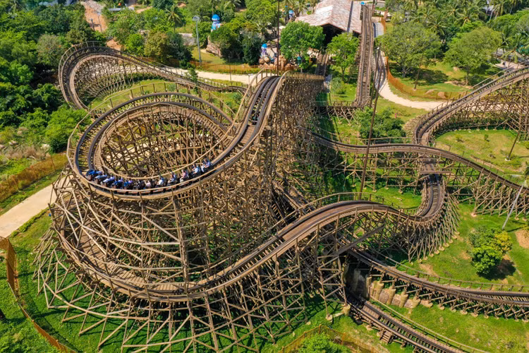 Mộc Xà Thịnh Nộ tại Sun World Phu Quoc là tàu lượn siêu tốc bằng gỗ đầu tiên ở Việt Nam.