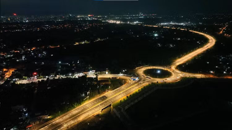 Hệ thống chiếu sáng hiện đại trên cao tốc.