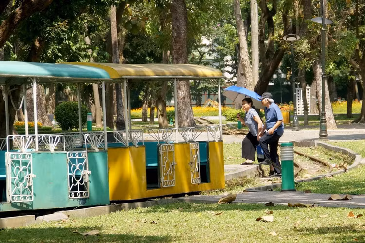 Khu trò chơi tàu điện chỉ đông đúc vào ngày cuối tuần.