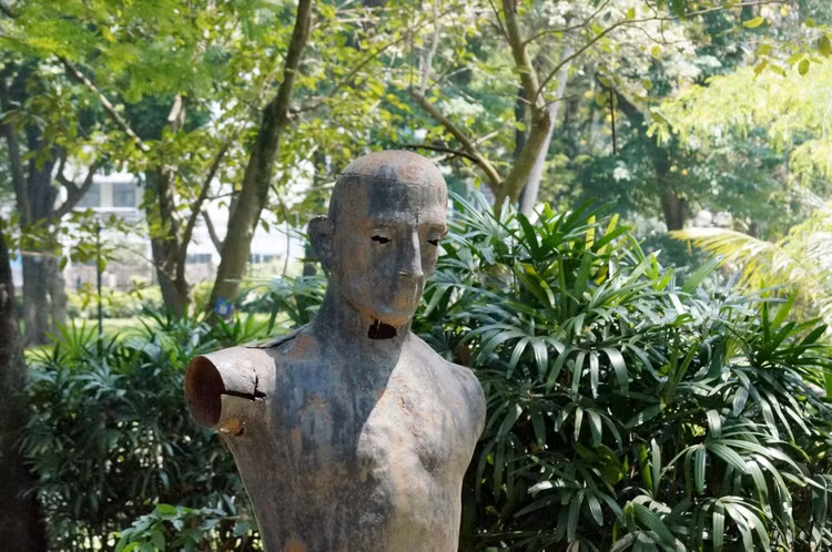 Tác phẩm mang tên “Người đàn ông chơi vĩ cầm” xuống cấp trong công viên Bách Thảo.