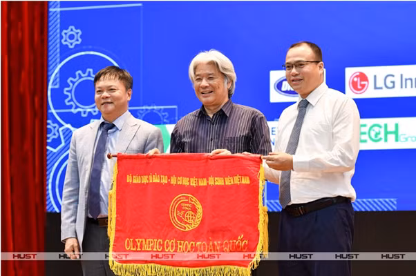 Đại diện Đại học Bách khoa Hà Nội chuyển giao cờ cho Trường Đại học Hàng Hải Việt Nam, đơn vị tổ chức Olympic Cơ học Sinh viên Toàn quốc lần thứ 35 năm 2025.
