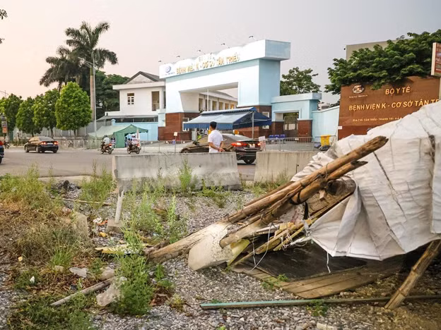 Ông Trần Sỹ Thanh cũng yêu cầu địa phương đẩy nhanh tiến độ giải phóng mặt bằng, trong đó giải quyết vướng mắc tại nút giao đường Phan Trọng Tuệ (đường 70) chậm nhất trong tháng 6/2025 và hoàn thành xây dựng nút giao với đường Phan Trọng Tuệ trong năm 2025. Ông Trần Sỹ Thanh cũng yêu cầu địa phương đẩy nhanh tiến độ giải phóng mặt bằng, trong đó giải quyết vướng mắc tại nút giao đường Phan Trọng Tuệ (đường 70) chậm nhất trong tháng 6/2025 và hoàn thành xây dựng nút giao với đường Phan Trọng Tuệ trong năm 2025.