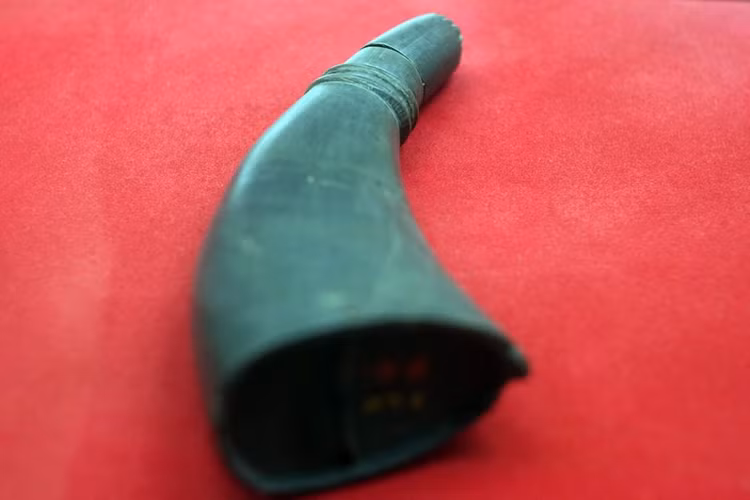 Sừng trâu của ông Ma ở huyện Bắc Sơn, tỉnh Lạng Sơn, tặng Cứu quốc quân để đựng thuốc súng. Sừng trâu của ông Ma ở huyện Bắc Sơn, tỉnh Lạng Sơn, tặng Cứu quốc quân để đựng thuốc súng.