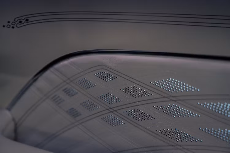 Tùy chọn hệ thống đèn trang trí Bentley Diamond Illumination và đèn nền LED ẩn phát ánh sáng thông qua các lỗ nhỏ có đường kính 1mm tạo hình kim cương độc đáo.