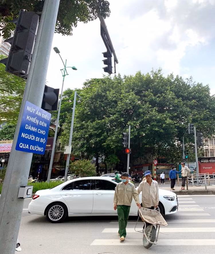 Cho nên họ cũng băng sang đường một cách tự nhiên...